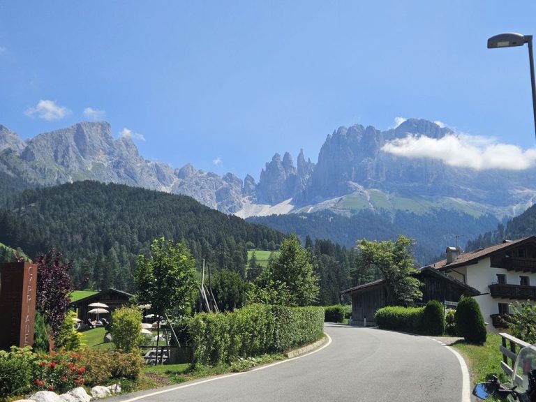 Alpy 2026 – dzień piąty. Dolomity: Passo di Nigra, Passo di Costalunga, Passo Mendola, Passo Palade